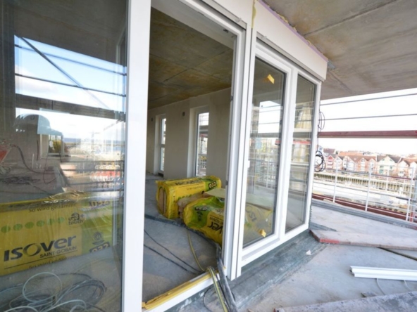 mit verglasten Balkon + Fensterrollos zum Öffnen