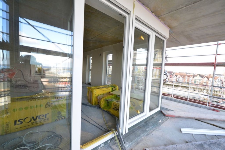 mit verglasten Balkon + Fensterrollos zum Öffnen
