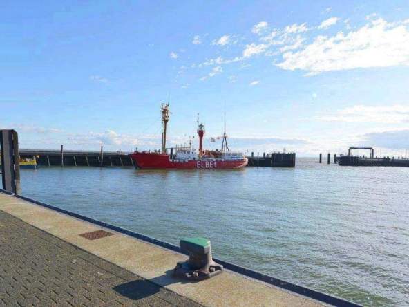 Schiff Elbe 1 liegt im Hafen von Cuxhaven