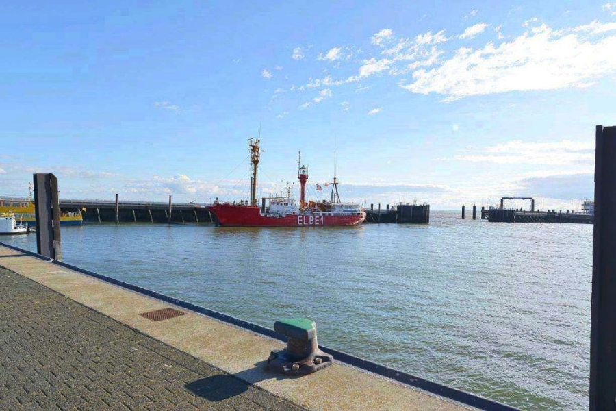 Schiff Elbe 1 liegt im Hafen von Cuxhaven